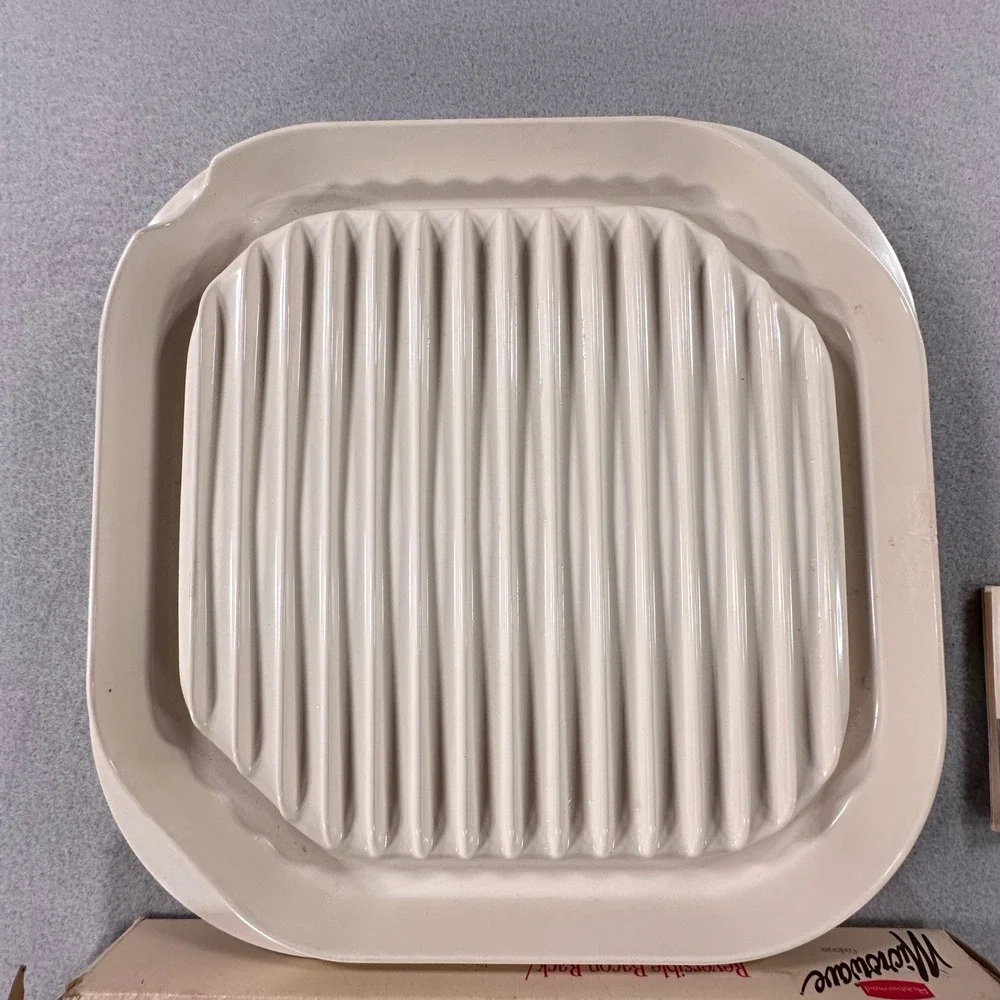 Rubbermaid vintage microwave